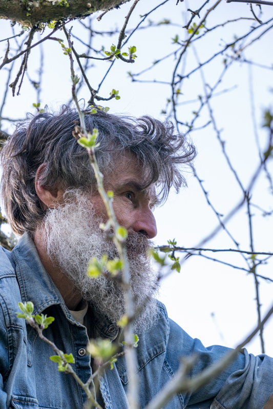 portrait de yann labuche arboriculteur pépiniériste de fruitiers en Bourgogne